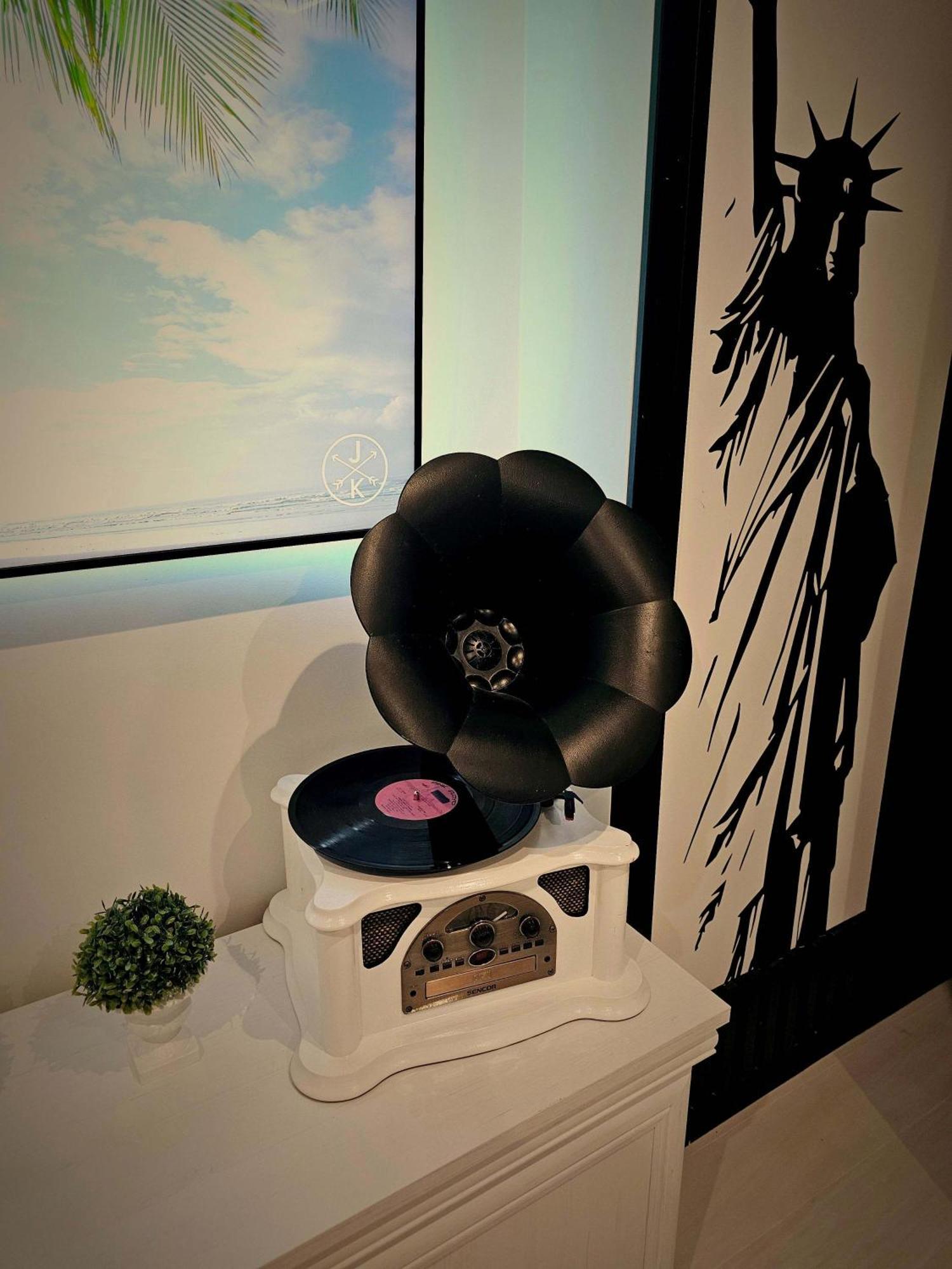 The Oasis - Retro Modern Vogue * Riga